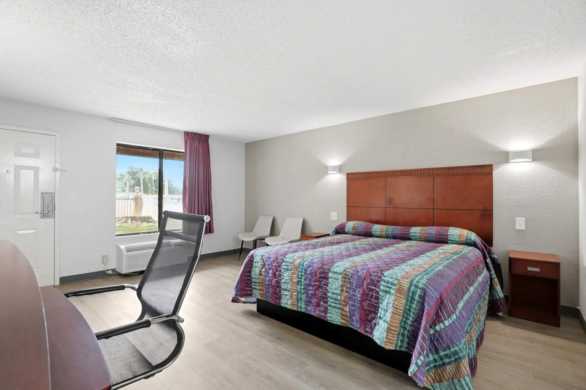 King Room &ndash; Non-Smoking at American Inn & Suites