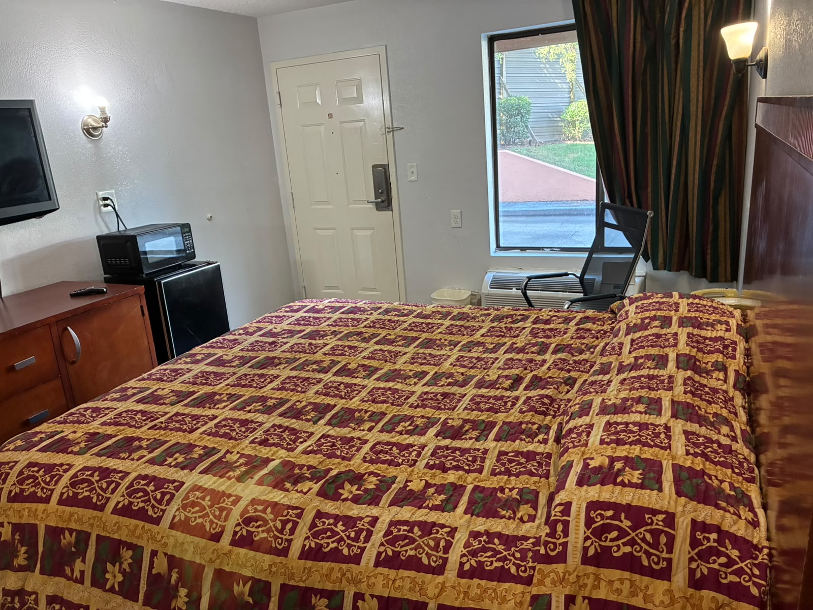 Mobility Accessible King Room, Non-Smoking, at American Inn & Suites Jonesboro GA